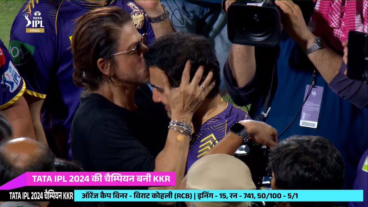 Shah Rukh Khan kissed Gautam Gambhir's forehead. ❤️