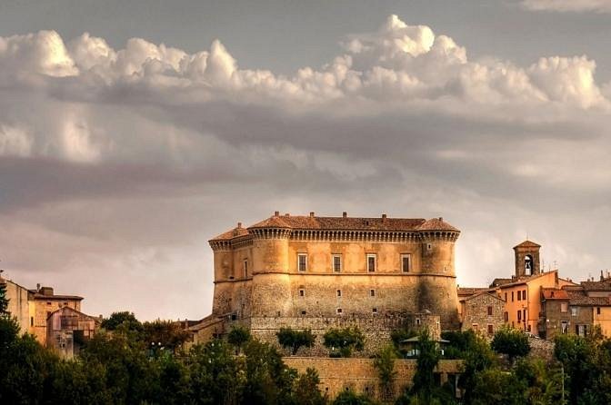 Good evening everyone friends.

Castello di Alviano (TR) - Fu edificata nel 996 per volere del Conte Offredo, capostipite degli  Alviano. Successivamente, con l'appoggio dello Stato Pontificio, crebbe in potenza e divenne una delle realtà più potenti dell'Umbria meridionale.