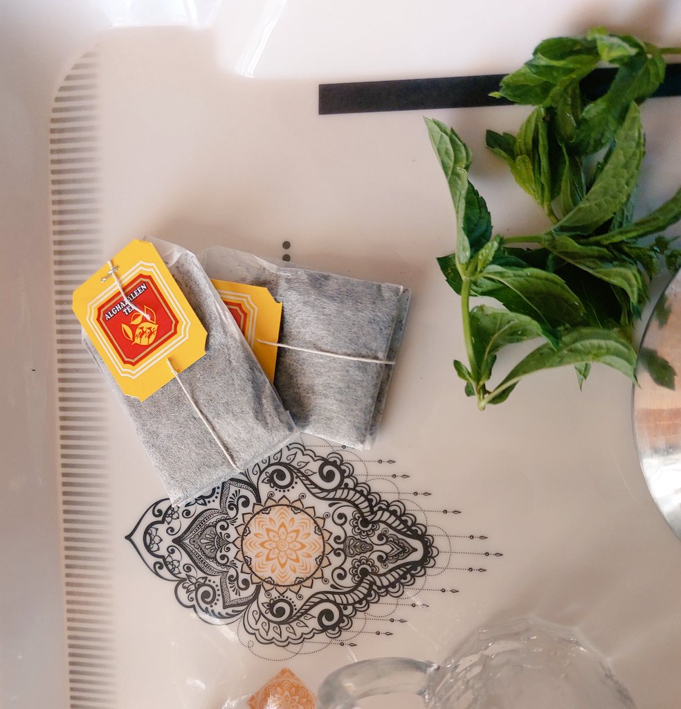 "نعيد اللقاء ونخلي العذر شاي ؟"