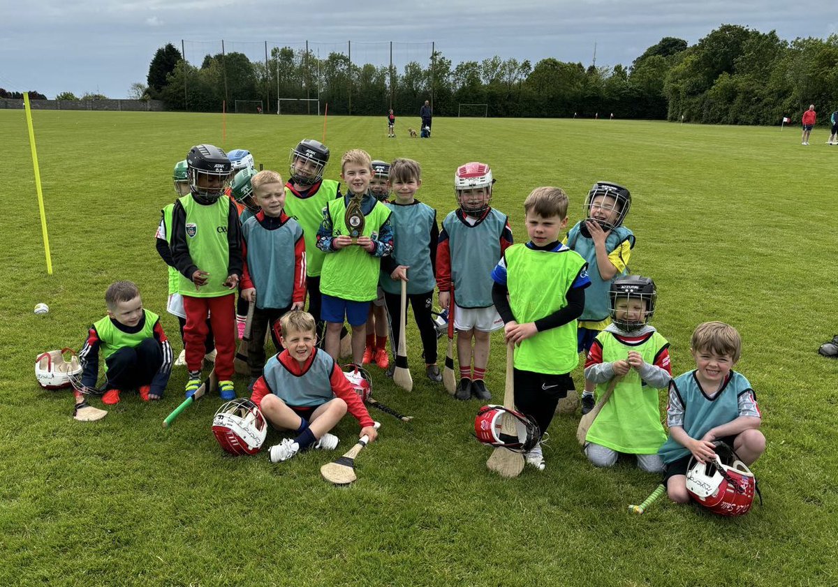 Congratulations to Darragh Galvin who is u6/7 Hurler of the Week👏

Here are photos of Darragh with the trophy and with is teammates. Well deserved and Keep up the hard work Darragh ⚪️❤️