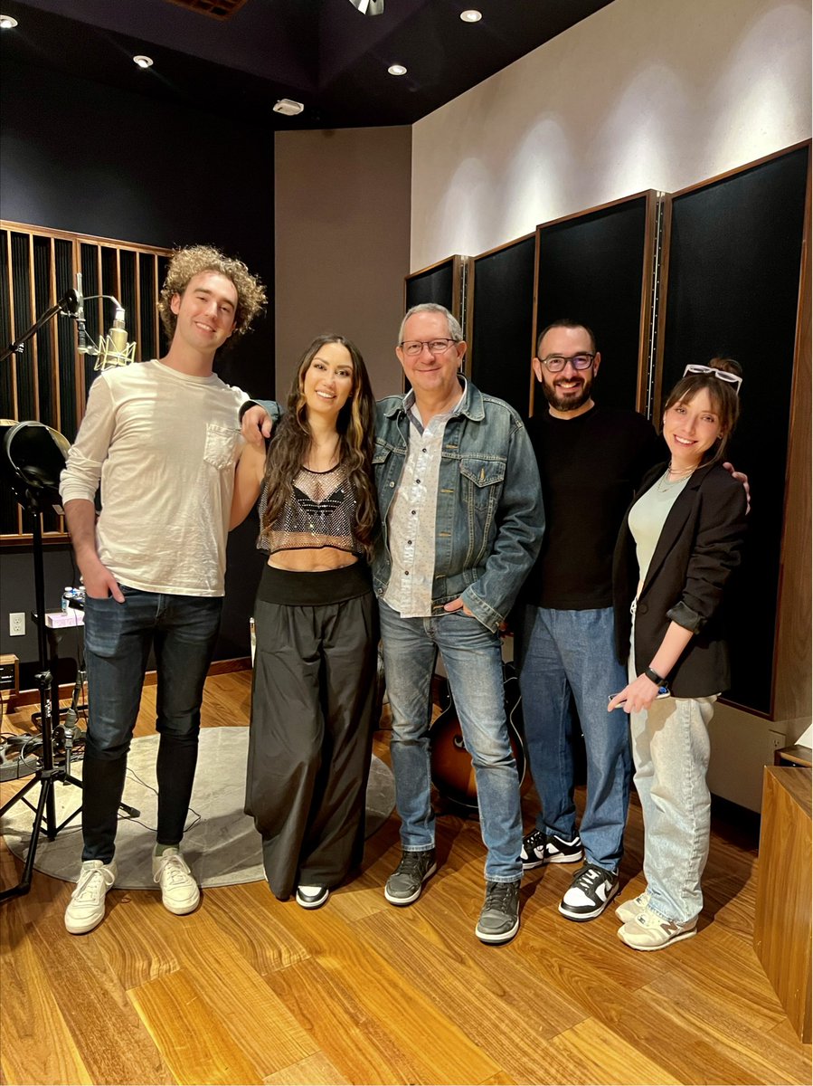 Ieri è stato un giorno speciale e indimenticabile. Feliz y honrada de trabajar con el Maestro <a href="/JCPazyPuente/">JC Paz y Puente</a> Juan Carlos Paz y Puente y todo el equipo de OnetakeMusic. Gracias Maestro <a href="/jose_skertchly/">Jose Skertchly</a> por tu arte.