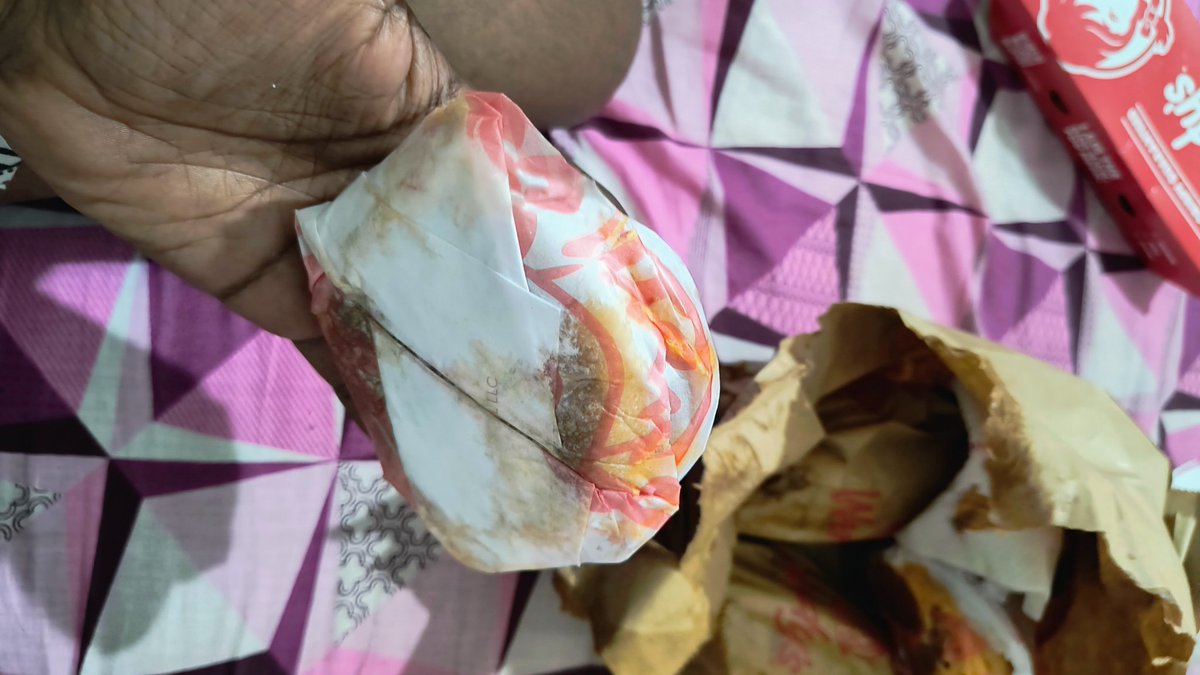 ankitko0l's tweet photo. Complete food spillage for the order I made at @Wendys using @Swiggy . On reporting about it what I get to hear in return is expert will get back to me in 6 to 8 hours over email. I paid so high for food, waited for more than an hour and now what I get in return is useless food. https://t.co/WiWb5FYdJQ