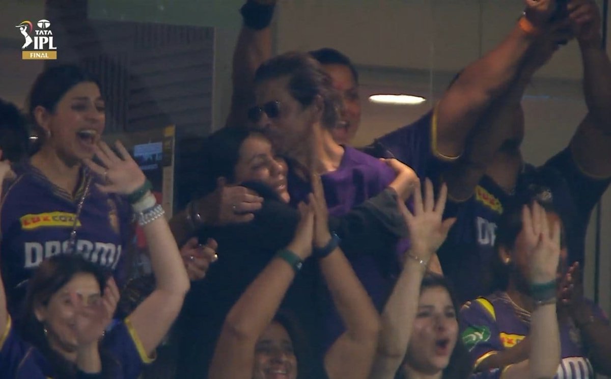#srk and Gauri share an adorable moment after KKR's victory💜