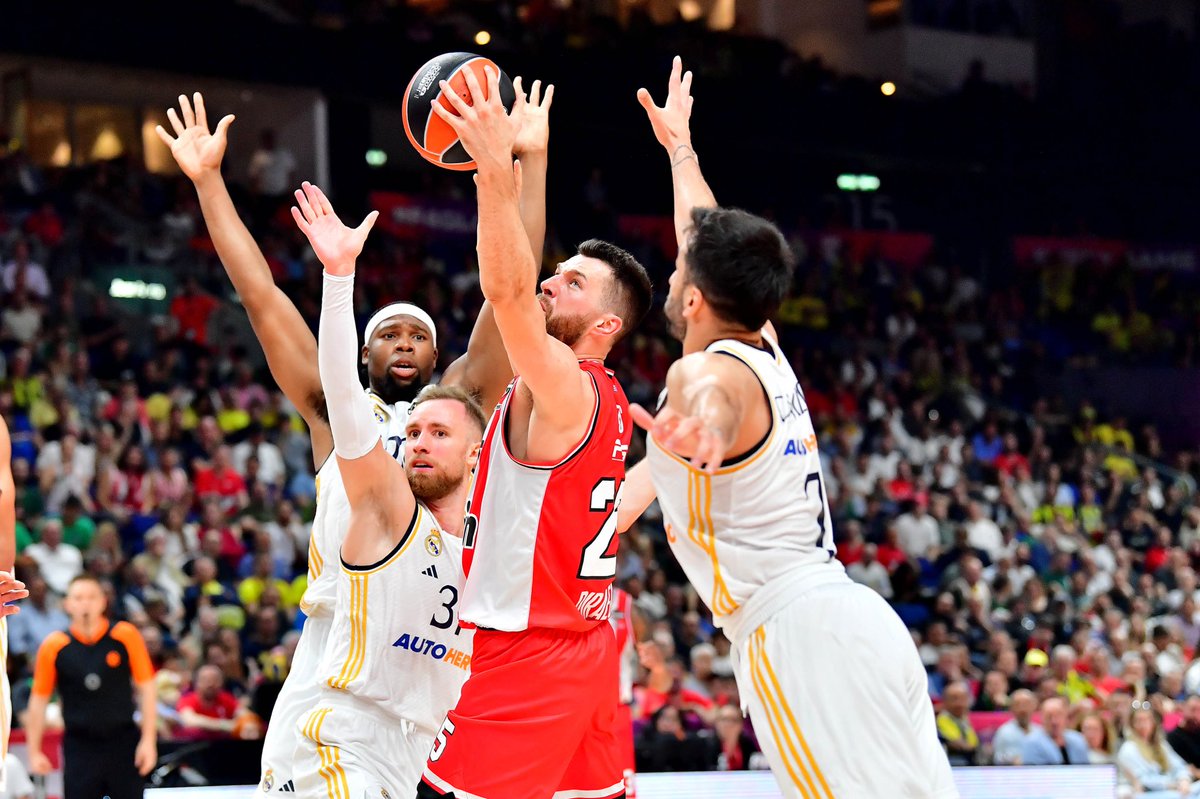 Alec Peters in the <a href="/EuroLeague/">EuroLeague</a> Final Four 😮‍💨 

vs Fenerbahce 
20 points, 5/7 3fg, 6 rebounds, 21 PIR 

vs Real Madrid 
23 points, 5/6 3fg, 10 rebounds, 26 PIR 

#F4GLORY #TeamLotsos