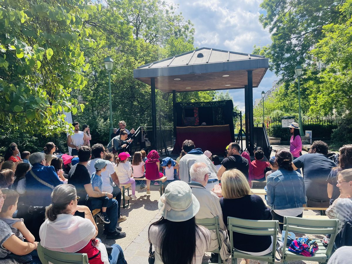 Alix_Bougeret's tweet photo. 🎭 Clap de fin de cette 1re saison des rdv culturels des petits, promenade Pereire avec le spectacle de #Marionnettes du Teatro Bambino porté par la talentueuse Emanuela Pacini ! De nombreux enfants ravis de découvrir ou redécouvrir le petit chaperon rouge ! #culture17 https://t.co/VxLEPP1odD