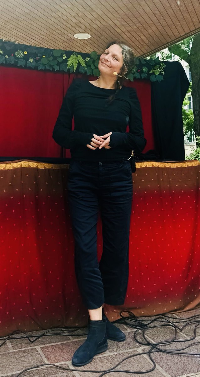 Alix_Bougeret's tweet photo. 🎭 Clap de fin de cette 1re saison des rdv culturels des petits, promenade Pereire avec le spectacle de #Marionnettes du Teatro Bambino porté par la talentueuse Emanuela Pacini ! De nombreux enfants ravis de découvrir ou redécouvrir le petit chaperon rouge ! #culture17 https://t.co/VxLEPP1odD