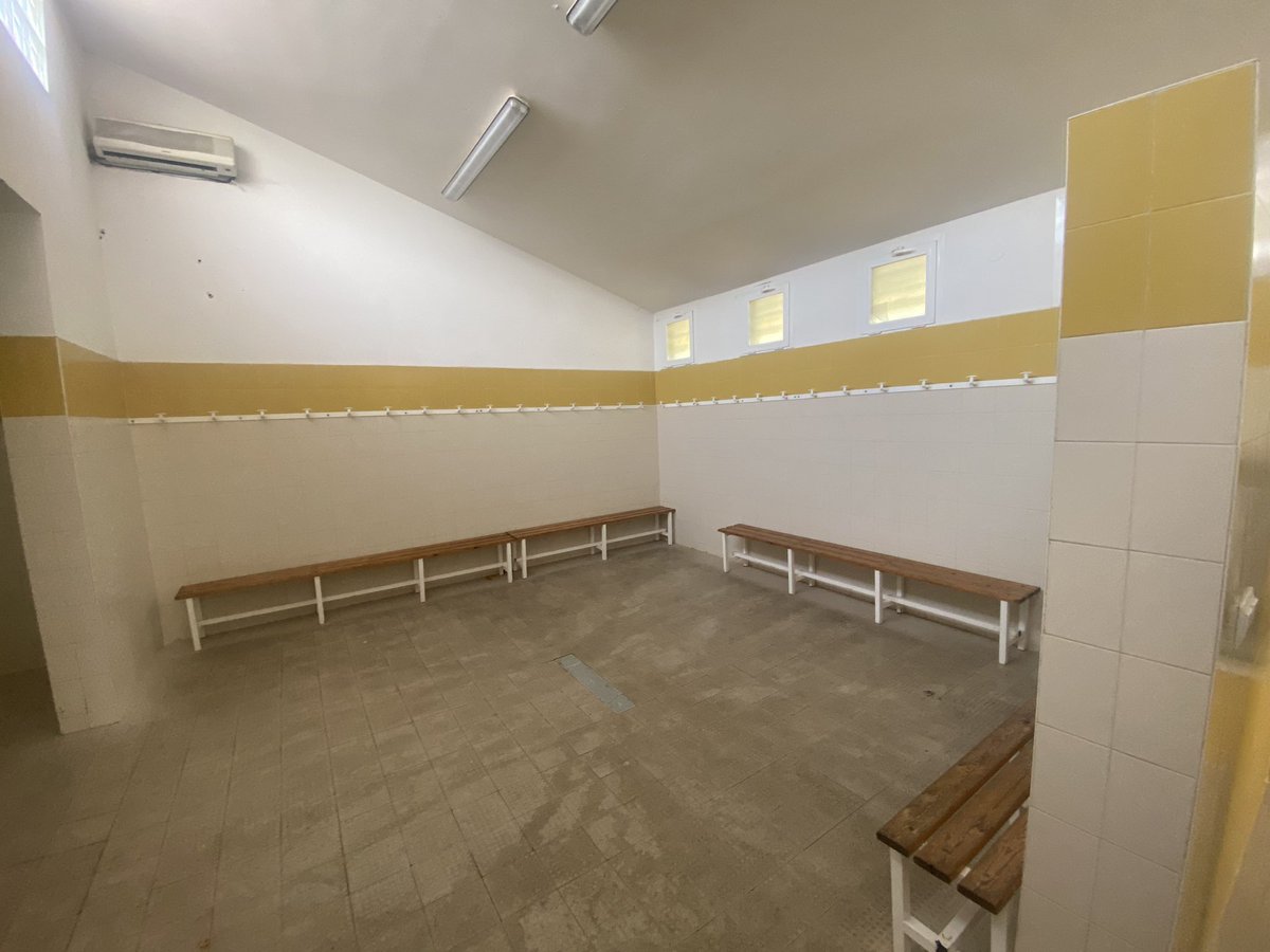 Hubo una gran afluencia de aficionados del <a href="/cd_castejon/">CD Castejon</a> que animaron, sufrieron y aceptaron la derrota con deportividad. 
Así de limpio dejaron su vestuario.
Suerte para la próxima temporada y sobre todo para conseguir el cambio de césped
¡Aupa Arenas y Aupa Castejón!