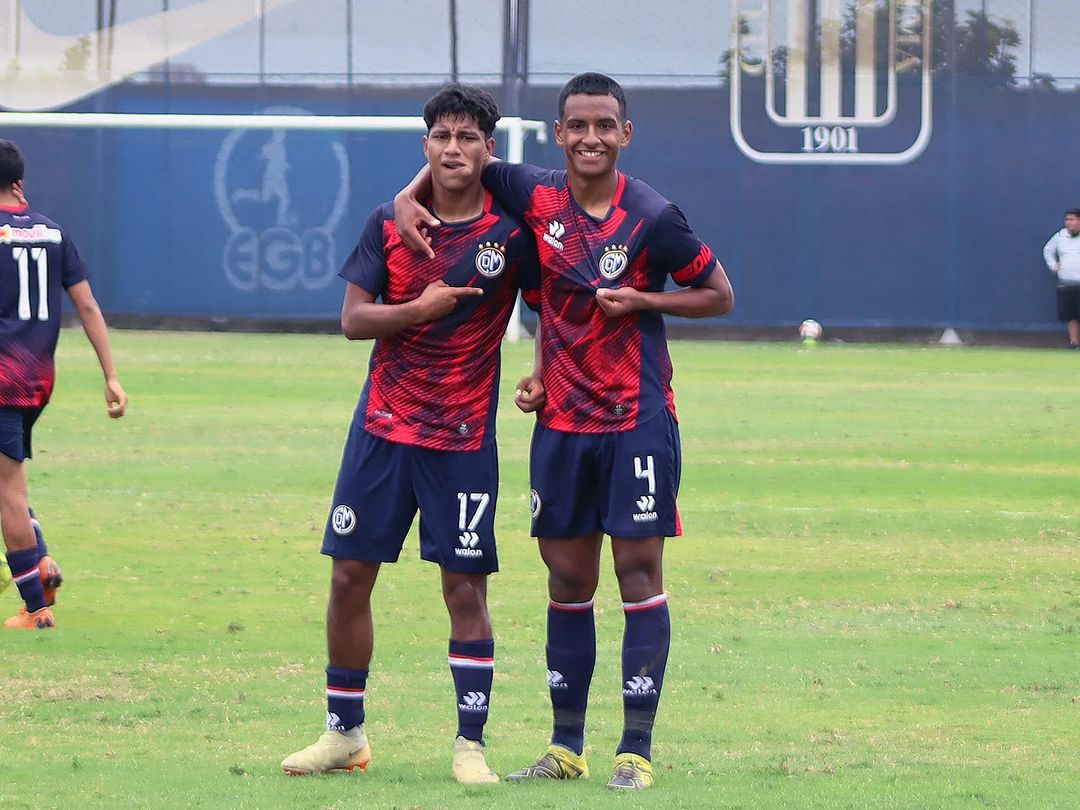 El canterano Ronald Sebastián Raffo (4) debuta hoy de manera profesional, éxitos para el defensor central de Deportivo Municipal, sueño cumplido y que mejor manera que en casa.