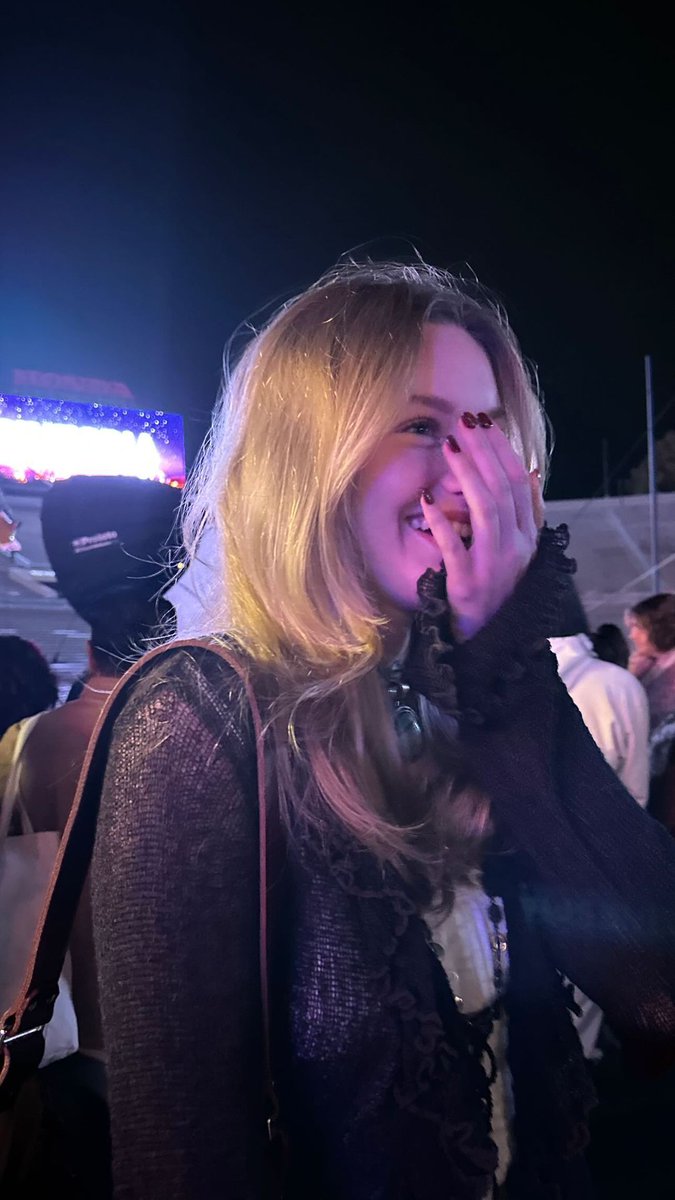 Chloe Rose Robertson Brasil tweet media