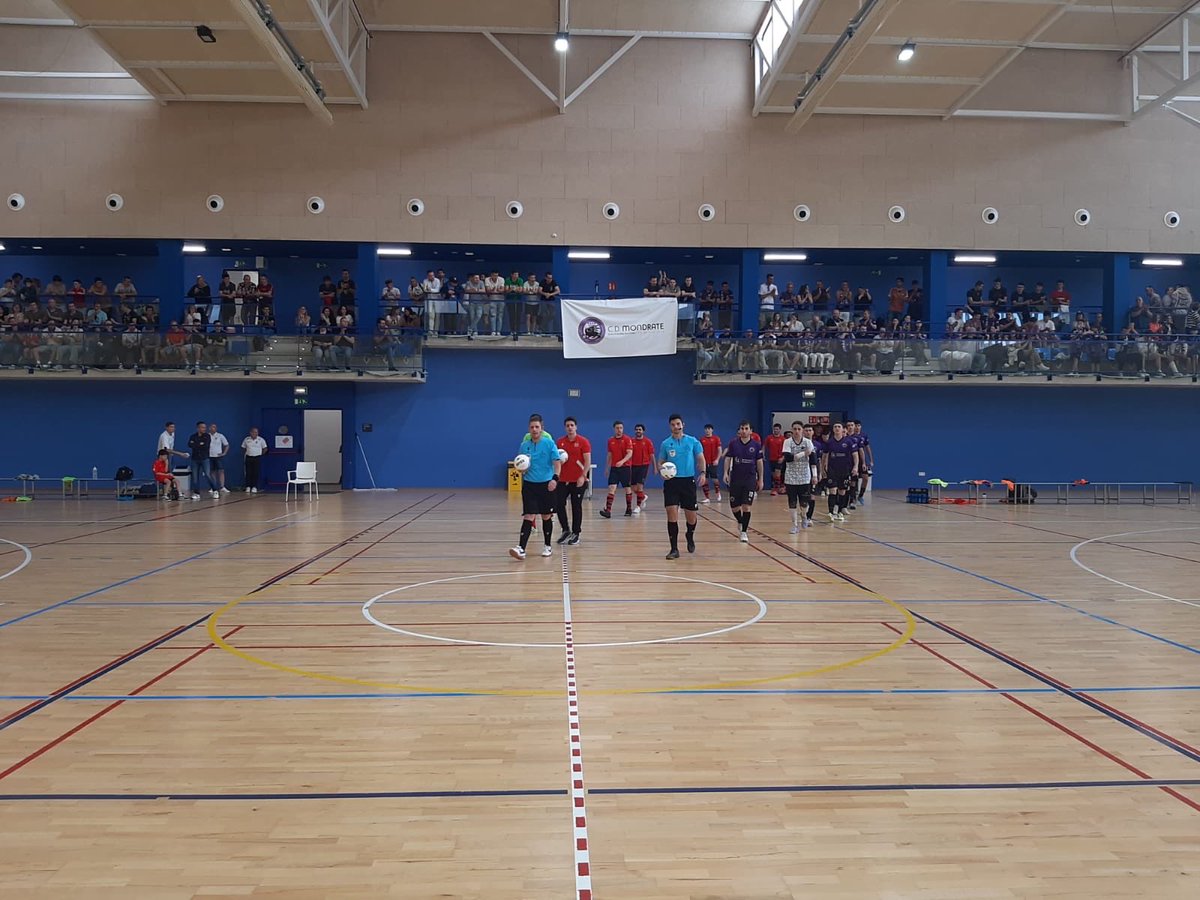 AurreraFutsal's tweet photo. Gracias a todos por el emocionante partido que vivimos ayer contra ⁦@Mondrate⁩ , que terminó en un vibrante 3-3!! 👏🏼👏🏼 Los jugadores lo dieron todo en el campo y ambas aficiones crearon un gran ambiente. ¡Seguimos luchando juntos! #AupaAurrera #futsal https://t.co/auXV8UTd20