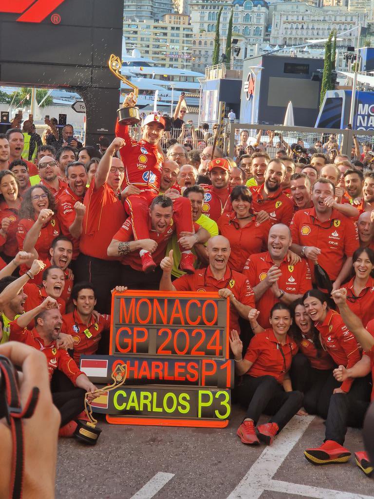 A FOTO MAIS LINDA DO ANO

ISSO AQUI É FAMÍLIA!!! ❤️❤️

FORZA FERRARI SEMPRE