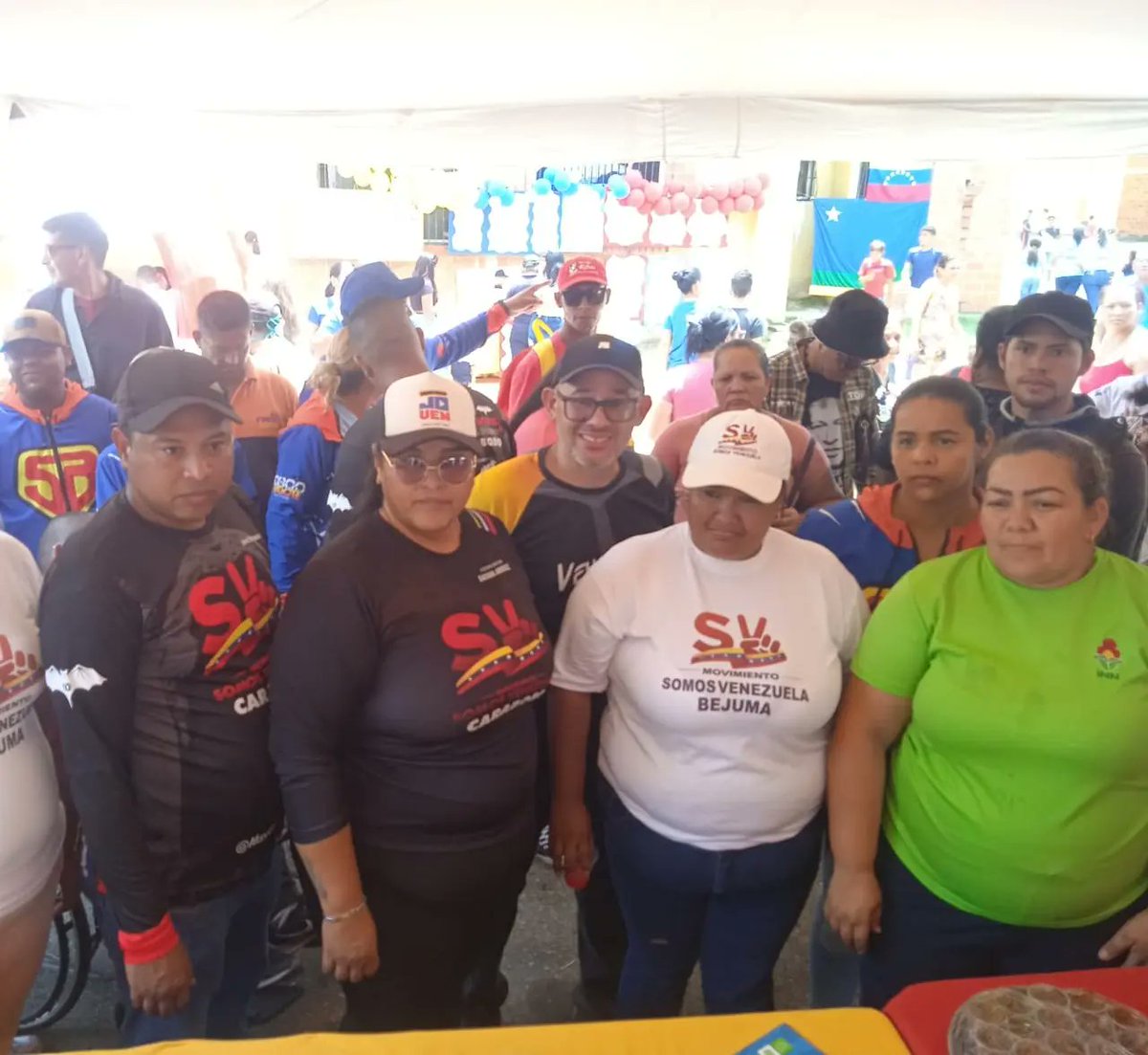 FundaproalO's tweet photo. Fundaproal desplegado con el Plan de Amor en Acción a las víctimas del bloqueo económico desde el Municipio Bejuma, estado Carabobo.🏡
¡Seguimos avanzando!
@nicolasmaduro
@MinAlimenVen
@LealTelleria
@MelendezPedro86
#Fundaproal #EquipoComprometido #Nicolike https://t.co/n5sqyeWNIN