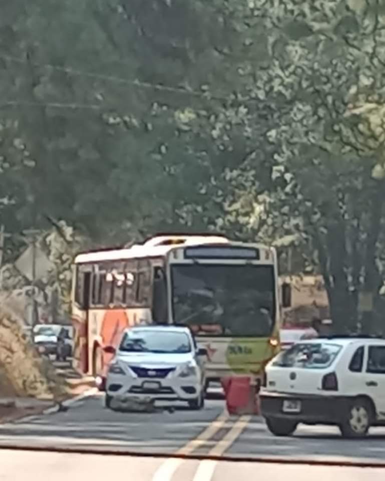 #26Mayo #Local 
🚙 🔴 POR FALTA DE LUZ BLOQUEAN LA CARRETERA FEDERAL

Por falta de luz los vecinos de Tres Marías en #Huitzilac, cerraron la carretera federal, a la altura del kilómetro 62, este hecho provoca fuerte caos vial, evite la zona.