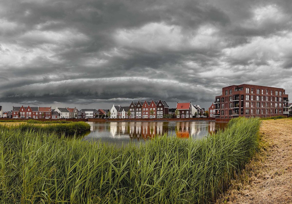 Om 18 uur boven Meteren in de Betuwe, 
<a href="/BuienRadarNL/">Buienradar</a> <a href="/WNLVandaag/">WNL Vandaag</a> #onweer #nederland #wnl