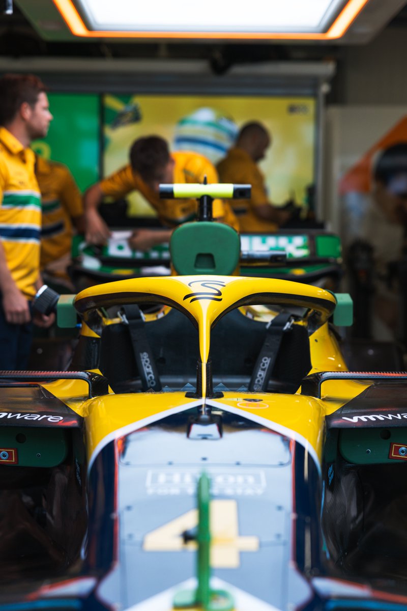 não do jeito que a gente imaginava, mas eles levaram nossas cores de volta ao grid por um fim de semana inteiro. homenagearam o chefe de um jeito lindo demais.

é mais que Senna, sabe?
é o carinho que tiveram com um país inteiro.

só o que tenho pra te dizer é obrigada, McLaren.