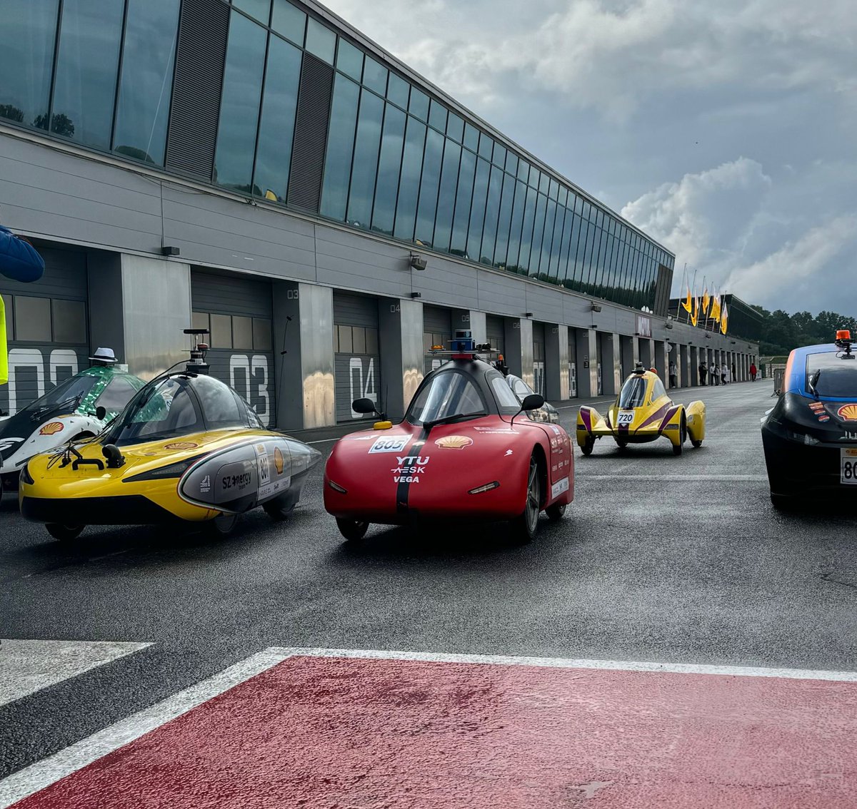 AESK’den haber, Emre’den mesaj var: “Tamer hocam merhaba ben Emre. YTU AESK olarak Fransa’da gerçekleşen Shell Eco-marathon yarışmasında VERİMLİLİK ve OTONOM kategorilerinde ilk 5’e girmiş bulunmaktayız. Otonom alanında boy gösteren tek Türk takımı olarak hedefimiz zirve. İyi ki