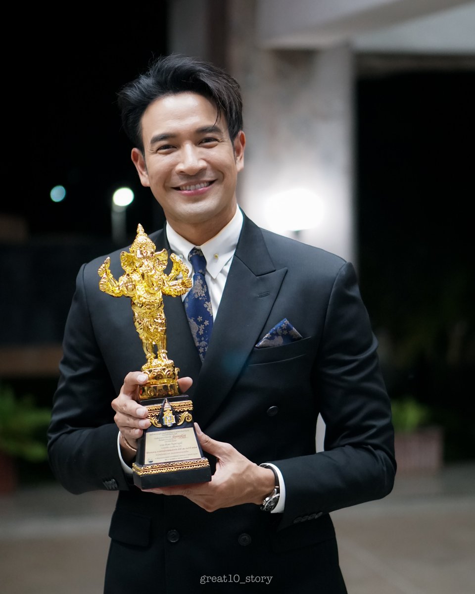 Great10Story's tweet photo. ขอแสดงความยินดีกับพี่เกรท กับรางวัลพิฆเนศวร - รางวัลวิทยุโทรทัศน์แห่งชาติ ครั้งที่ ๑๒ ประจำปี ๒๕๖๗ ด้านวิทยุโทรทัศน์
สาขา นักแสดงสมทบชายยอดเยี่ยม จากละครเรื่อง พรหมลิขิต 🏆👏🏻🎉 @great_rider10 วันนี้หล่อมากๆ ค่า 🫶🏻
#great_rider10 #great_warintorn #mygfc #teamgreat https://t.co/a1hB3E9ULi