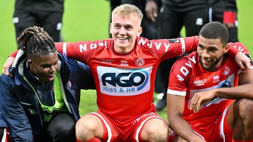 Great to see @isaakdavies77 smiling after a challenging year with @kvkofficieel Survival!!! A great season personally too scoring 12 goals! Well done Isaak! \o/ <o>
