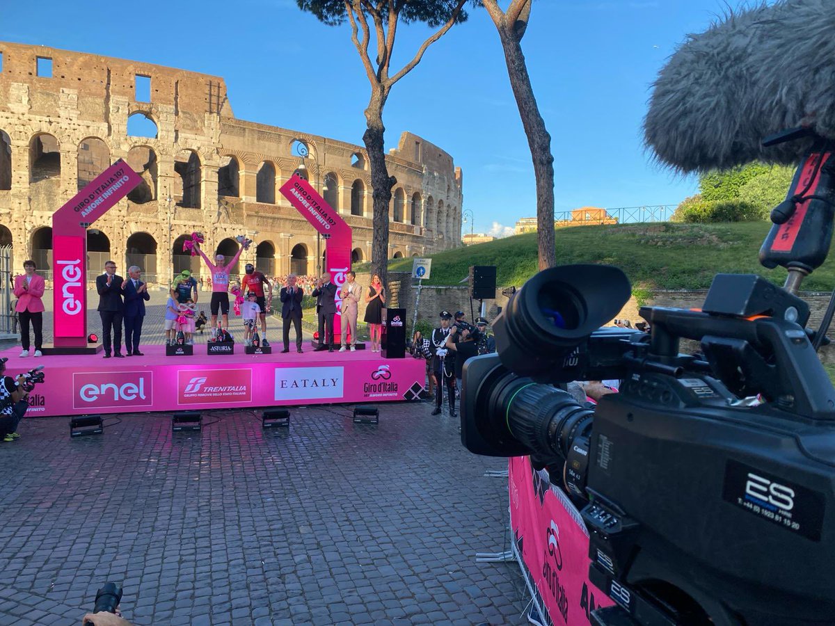 L’ultima 📸 di #Giro107 agli amici di #UltraSlowMo la manda Antonello Renna, un amico della rubrica, direttamente dalla camera 20, quella dedicata alla ripresa delle premiazioni. 
Un grazie ad Antonello per averci mandato qualche foto del backstage del Giro!