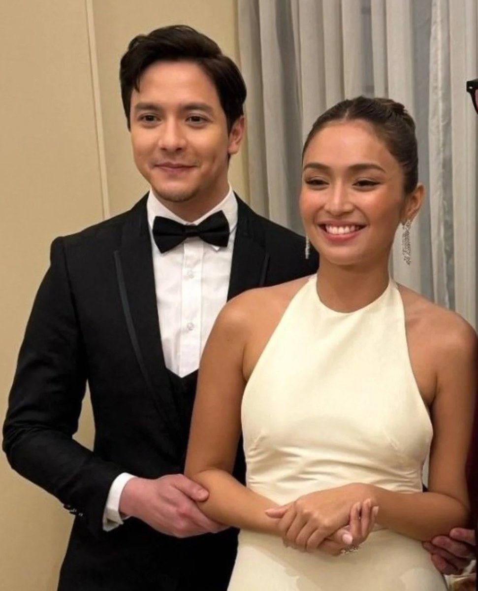 KathDenOFC's tweet photo. Matutulog tayong nakangiti kahit na alam natin na paggising  natin ay lunes na dahil more than 24 hours (and counting) ang ayuda.

Maraming salamat ulit  mga umuporta sa KathDen ngayon

Goodnight na po! 

PROUD ofyou KathDen
#KathrynFAMASBestActress #ALDENxFAMAS #KathDen https://t.co/5UYCbIAaFR