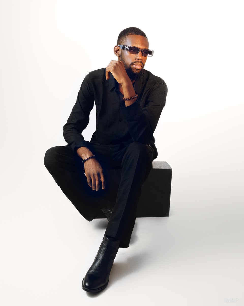 Whenever I feel bored , I put on my outfit to take beautiful pics..  FASHION KEEPS ME ALIVE😎