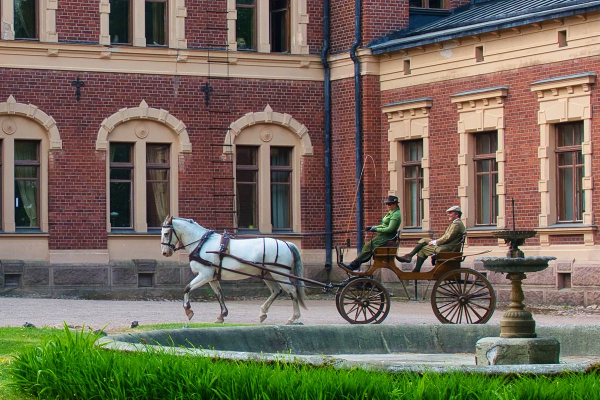 Suomen Vaunuhistoriallinen Seura järjesti viikonloppuna hienot perinneajot Malmgårdin Kartanolla.

Kuva: Timo Yli-Hollo
