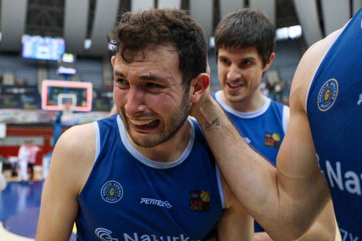 gipuzkoabasket's tweet photo. 🫡 𝐎𝐇 𝐂𝐀𝐏𝐈𝐓𝐀́𝐍 𝐌𝐈 𝐂𝐀𝐏𝐈𝐓𝐀́𝐍  

Foto del gran @Oscarhak https://t.co/0Pbh9wnbzt
