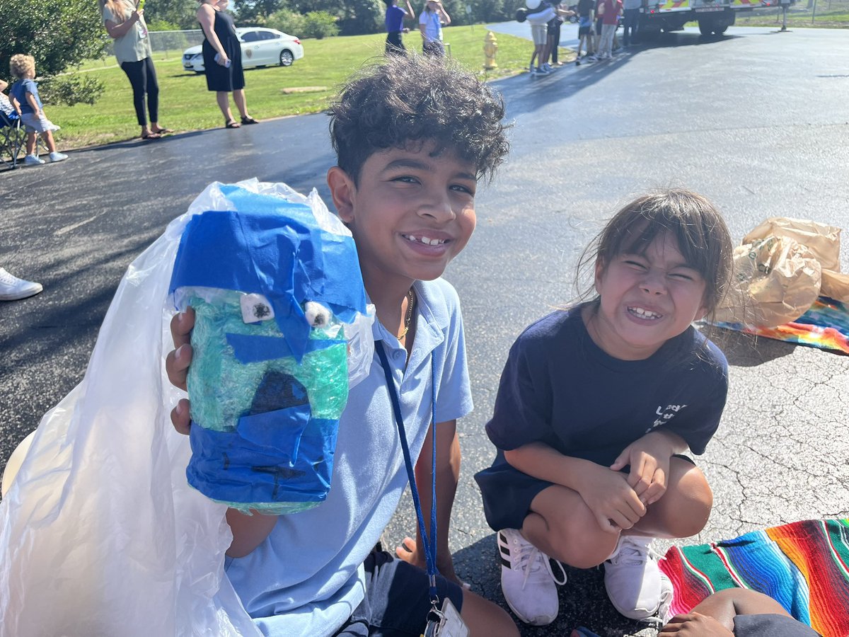 Mr_Espo_'s tweet photo. ⚠️#BREAKING NEWS⚠️ #TeamEspo wrapped up their final science unit: “Explore the Law of Gravity⏬ by demonstrating that gravity is a force that can be overcome.” Students experimented by slowing the velocity, decreasing the mass of their #eggsperiments🥚 and cushioning the #impact! https://t.co/VX3jU24U1M