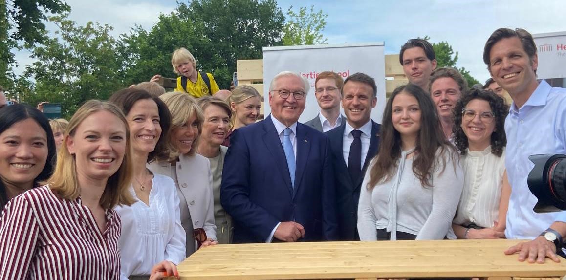 Merci beaucoup & vielen Dank @EmmanuelMacron, #Steinmeier, Elke Büdenbender et Brigitte Macron 🇫🇷🇩🇪🇪🇺 für den Austausch zur Europapolitik mit Fellows und Studierenden @DelorsBerlin @thehertieschool @Cornelia_Woll