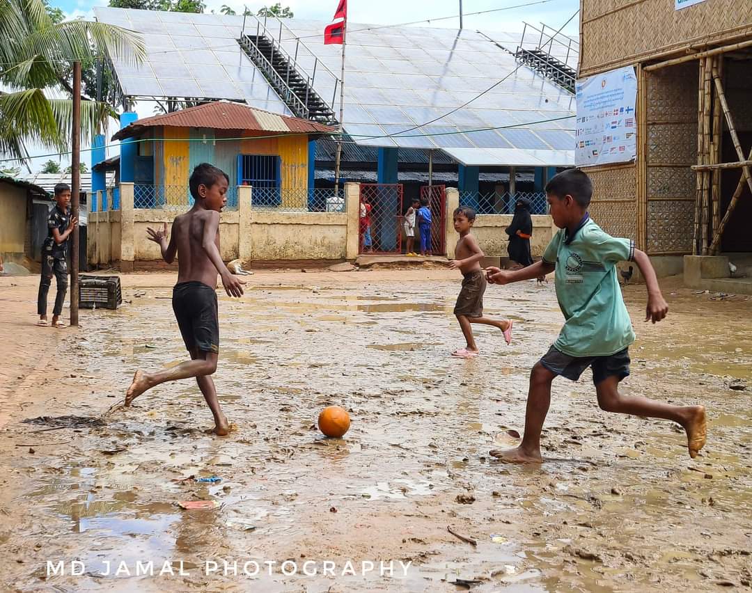 mdjamal315's tweet photo. Rohingya Children are playing in this terrible cyclone. They have no idea about this cyclone. They are playing happily on the field as per their own.
#rohingyaphotography #Rohingyacamp #RohingyaCrisis #fireincamp #Camp #Rohingya  #documentary  #cyclone #Children #white #football https://t.co/iAav2xuFhG