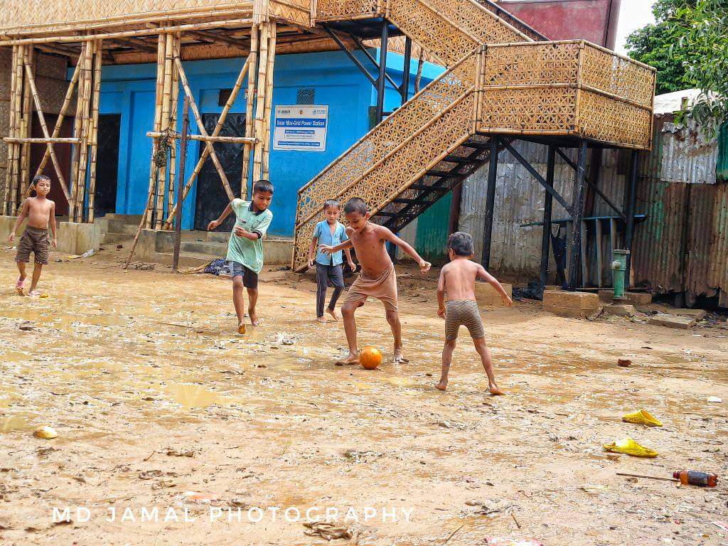 mdjamal315's tweet photo. Rohingya Children are playing in this terrible cyclone. They have no idea about this cyclone. They are playing happily on the field as per their own.
#rohingyaphotography #Rohingyacamp #RohingyaCrisis #fireincamp #Camp #Rohingya  #documentary  #cyclone #Children #white #football https://t.co/iAav2xuFhG