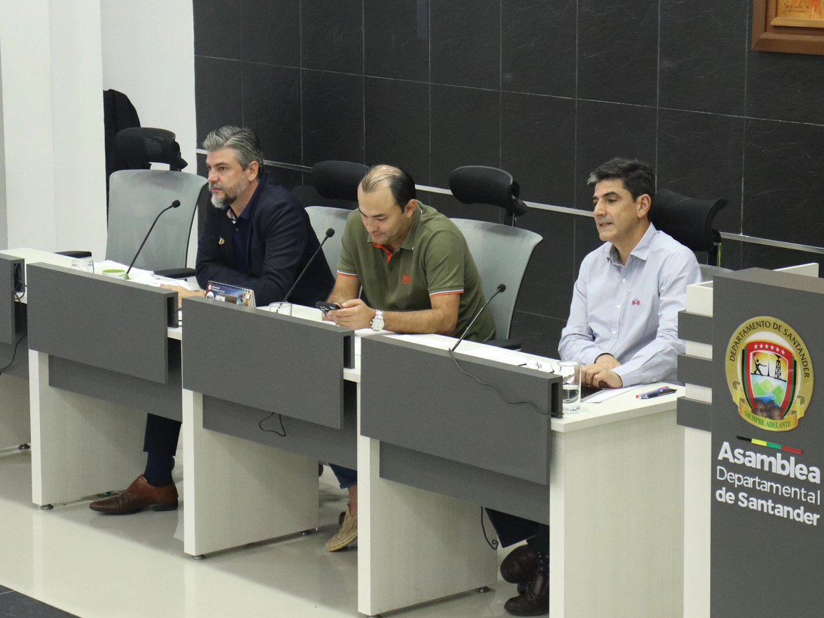 El secretario de planeación Ignacio Nieto @ignacionietom continúa con la presentación, ante la sesión plenaria de la @asambleastder, de la estructura, los proyectos estratégicos y las metas del Plan de Desarrollo Departamental “Es Tiempo de Santander 2024 - 2027”.