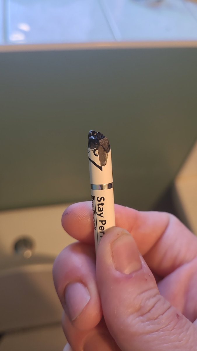 Roxy2Buck's tweet photo. I'm not usually one for wearing makeup but when I do I like to treat myself to a decent eyeliner. It was great until I tried to sharpen it. No sharpener/blade or fire is helping it 😭 what am I doing wrong? https://t.co/9JnZ2bBKLb