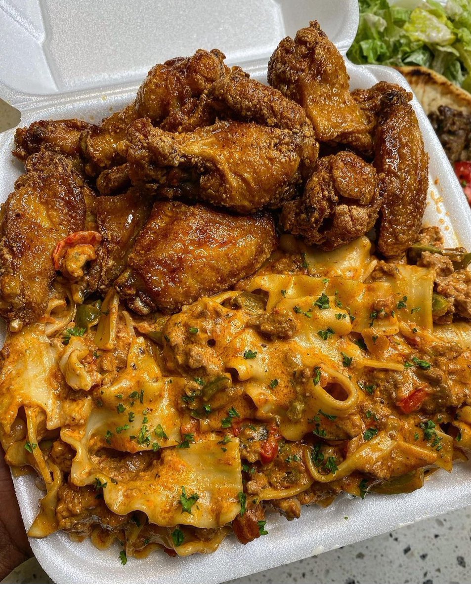 MsBigBack's tweet image. Have you ever heard of a wings &amp;amp; lasagna combo?