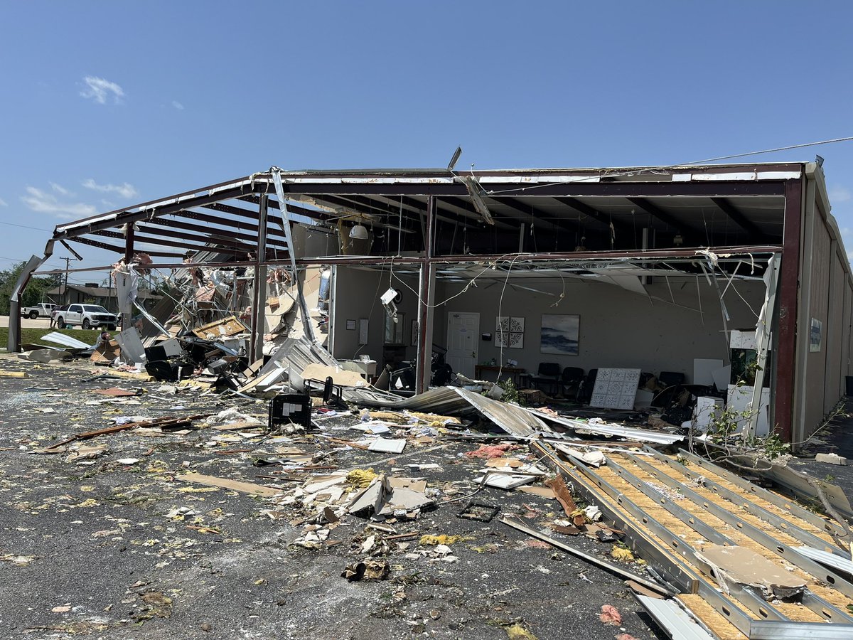 RespectDaGoat's tweet photo. Tornado Damage In Roger’s. https://t.co/l8glD2xEOc