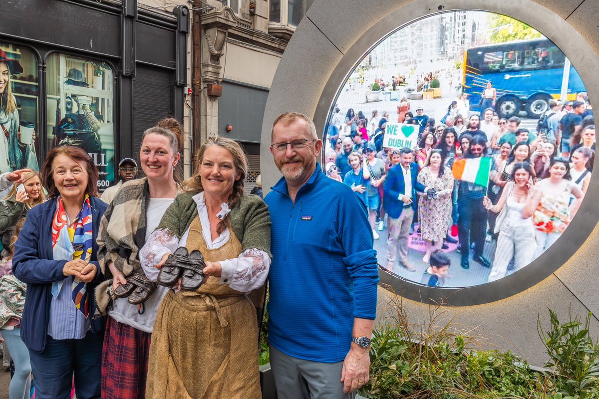 National #FamineWay Commemorative Walk concluded with launch of the Global Irish Famine Way & an evocative scene at new Dublin/New York Portal with symbolic passing of bronze shoes from one side of the Atlantic to the other. 
(1/3) 
#famineway #globalirishfamineway #missing1490