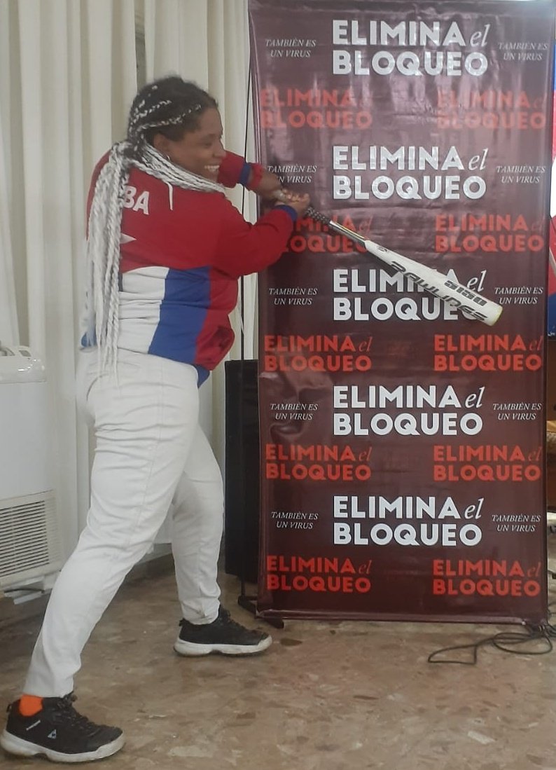 ConsulCuba_ARG's tweet photo. Abajo el Bloqueo!!! Reiteran los cubanos residentes en Argentina!
#BloqueoGenocida
#MejorSinBloqueo 
#AbajoElBloqueo https://t.co/0bqtL1yHUk