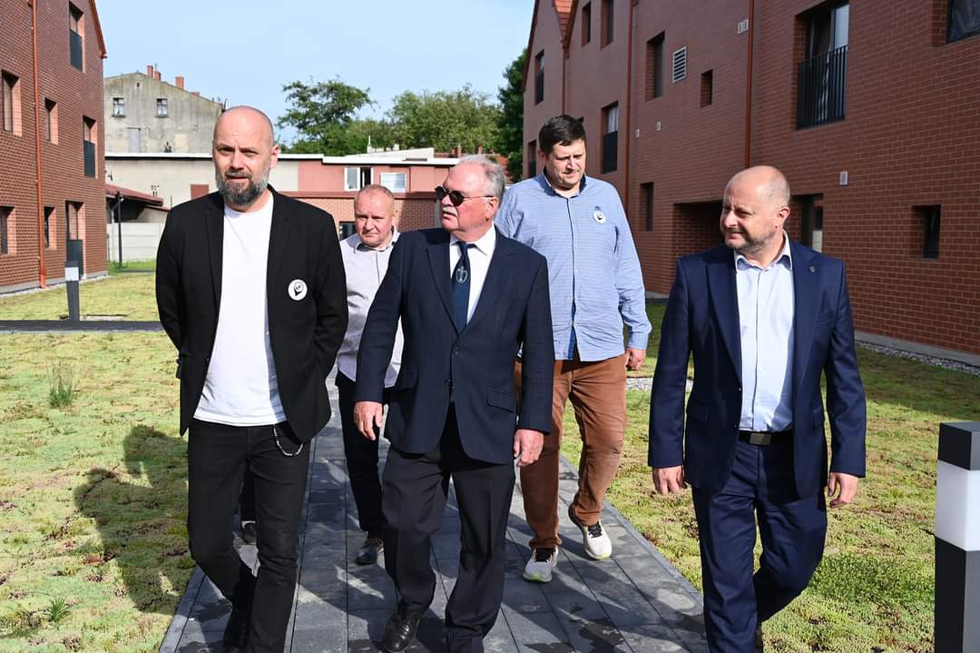 PieronczykRSL's tweet photo. Miałem wielką przyjemność spotkać się z Panem Rudigerem Pielerem, prawnukiem Franza Pielera, który był zarządca majątku rodu Ballestremów. Zawdzięczamy mu https://t.co/DHh4NtOvzR. rozbudowę kopalni Brandenburg i Wolfgang, budowę i rozbudowę osiedli i kolonii robotniczych.
#dbaMY https://t.co/ug6BERxQeL