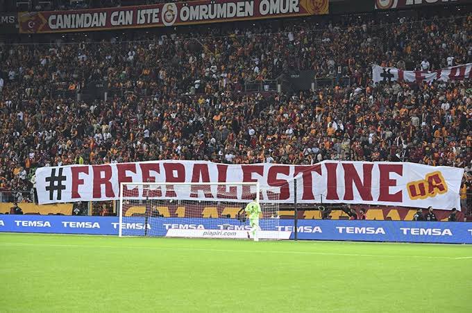 Süper Lig 2023-2024 şampiyonu Galatasaray’ı (@GalatasaraySK) ve Filistin davasını tribünlere taşıyan Galatasaray taraftarlarını (@ultrAslan) tebrik ederiz.