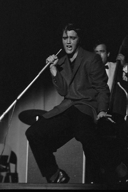 Today in 1956, #Elvis performed at the Veterans Memorial Auditorium, Columbus, Ohio at 7:00 and 10:00 p.m.

More on this day at dailyelvis.com ⚡️

#elvispresley #elvishistory #graceland #elvisaaronpresley #elvisforever #elvispresleyfans #presley #elvisfans #elvisfan
