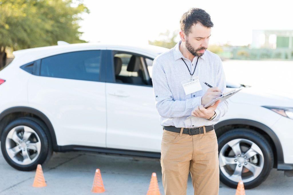 SafeCarHauling's tweet photo. When preparing your car for interstate transport, clean the interior and exterior thoroughly, top up fluid levels, inspect tires, ensure proper inflation and good condition, and remove personal belongings to prevent damage or loss. https://t.co/dZsUJ2Hfbp