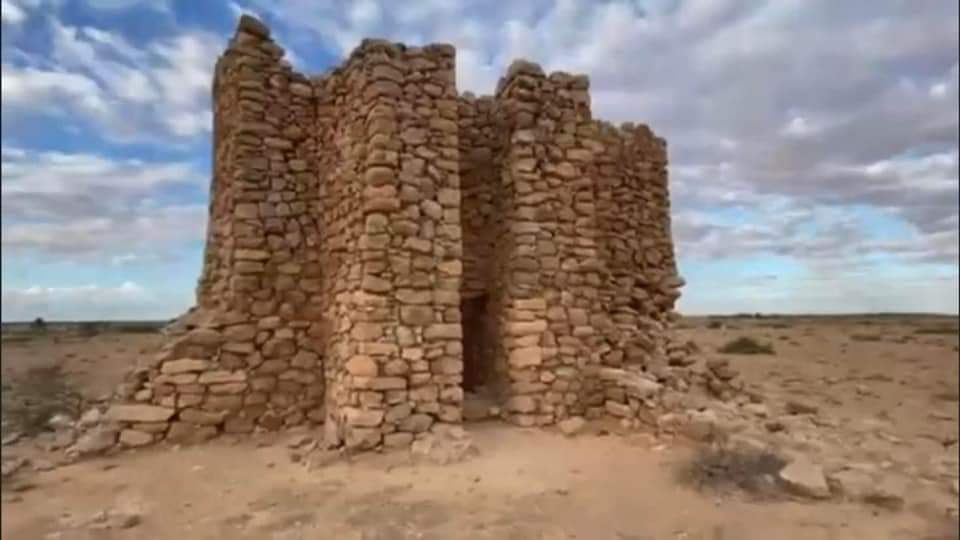 Remains of the Daraawiish fort in #Dalyare 

Darwiish Ismaaciil Mire

Waxaan Oodagooye iyo Dalyare, Urur taxaabaaba 
Allaylkiyo aroortii waxaan, daray urquuntaaba
Ingiriiska Eebahay ka go’ay, waxaan ilaashaaba
Oofaha mar uun baanu goyn, ani iyo Aarey’e