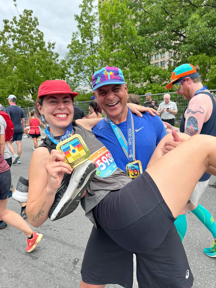 Il n’y a pas de mot pour décrire ce que je viens de vivre aujourd’hui. Courir un marathon, 42.2 km, avec ma fille, son premier. Priceless! @OttawaRaceWknd