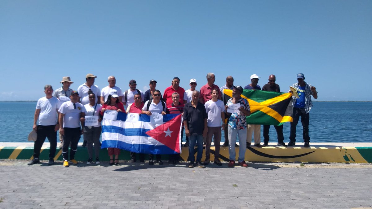 Today's solidarity with #Cuba 🇨🇺 in #Jamaica 🇯🇲 against the blockade and  listing of Cuba as a state allegedly sponsoring terrorism ghathered on the Waterfront on Ocean Boulevard, Kingston 
#LiveBetter #EndTheEmbargo