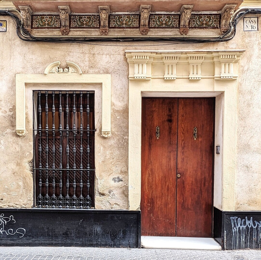 Another beautiful door spotted in Seville. instagr.am/p/C7cNzaCAgli/