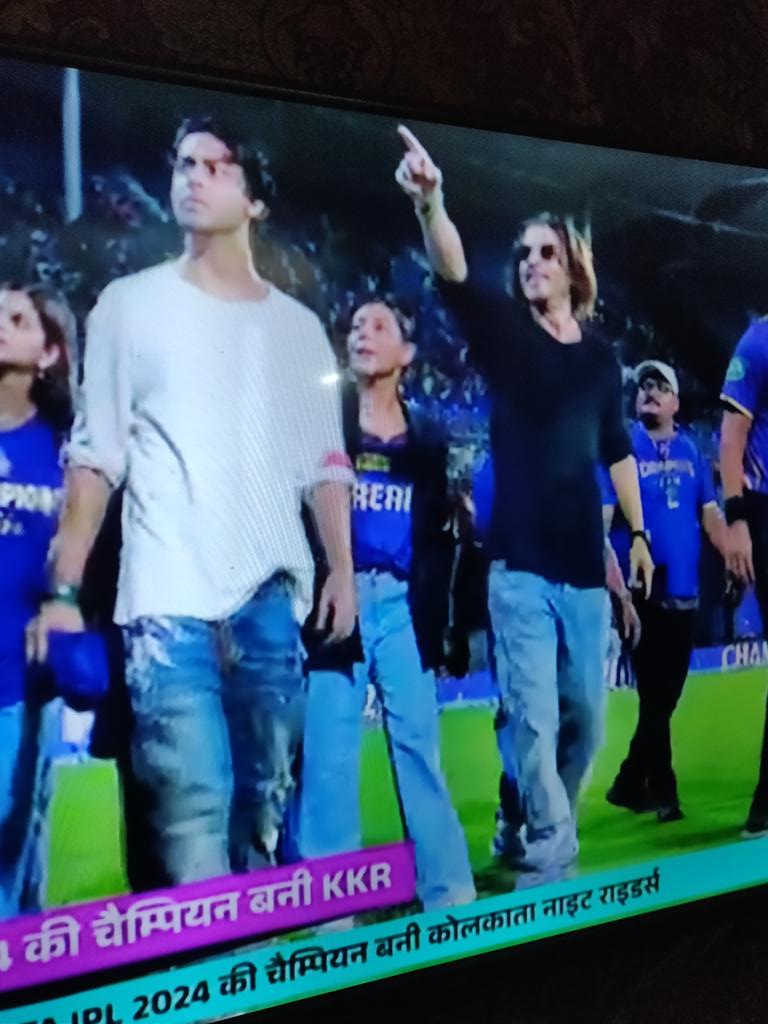 The magic of #ShahRukhKhan  rapidly spreading in the stadium.. Fans going wild, screaming. OMG!
Moments like this make the King! 
Born #Raees 
 Congrats #KKR , Gautam Gambhir & team. 
Congratulations @pooja_dadlani
@KarunaBadwal for ur silent contributions to this  success 👏👏