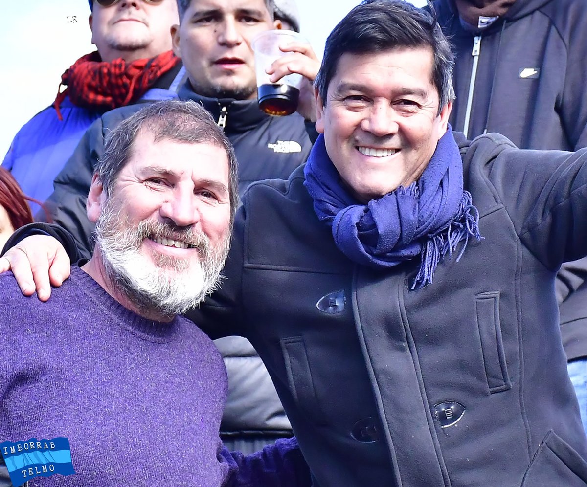 💙🩵💙Muchos huevos juntos y amor por la camiseta en una misma foto... Hugo "Pachorra" Smaldone y Julio César Ugolini. El "8" y el "3" de Telmo en los años ochenta. Estuvieron juntos en la Fiorino alentando al Candombero. El tiempo pasa, las huellas quedan.