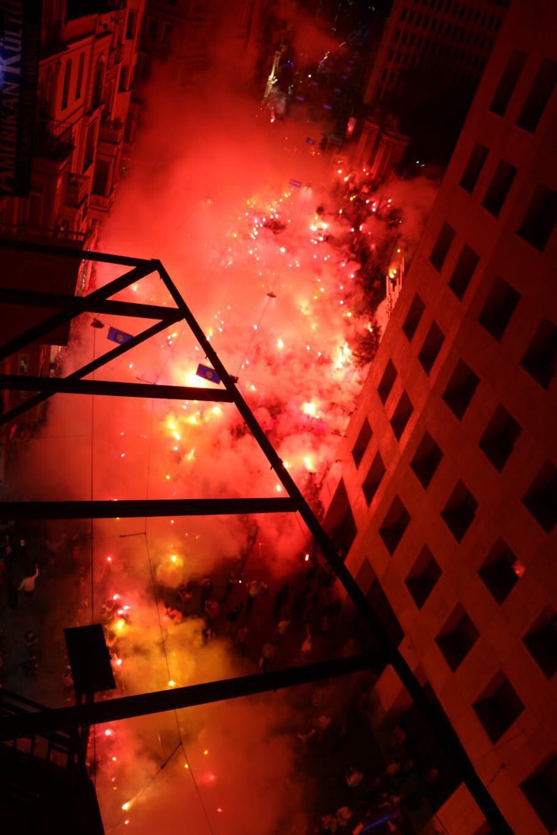 UltrasTurkish's tweet photo. Yine, yeni, yeniden.. Şampiyon Galatasaray! 🦁🔥 https://t.co/5ynzl1jYs0