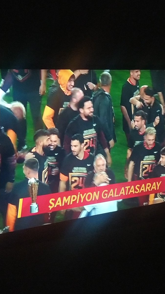 #KNYvGS #feneraglama #sampiyonGalatasaray Şampiyon cimbombom'um ne istersen iste benden istersen donatalım dört bir yanı bayraklarla istersen çınlatalım dört bir yanı şarkılarla istersen eğlenelim davullarla zurnalarla..