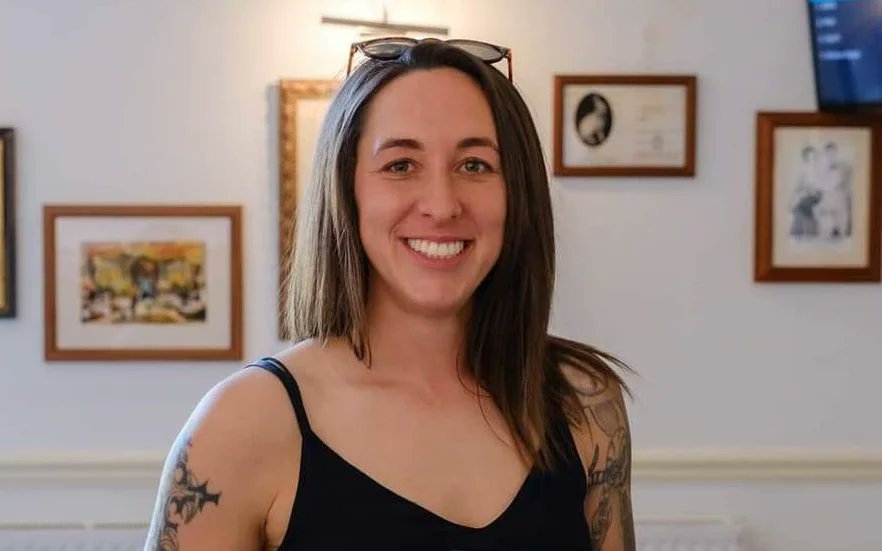 A 34-year-old woman who was stabbed to death on Bournemouth breach has been named as personal trainer Amie Gray. A 17-year-old boy from Lancashire has been arrested on suspicion of murder and attempted murder and is being questioned by police. telegraph.co.uk/news/2024/05/2…